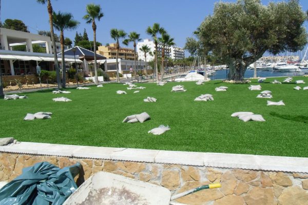 Entretien de jardins en gazon synthétique décoratif