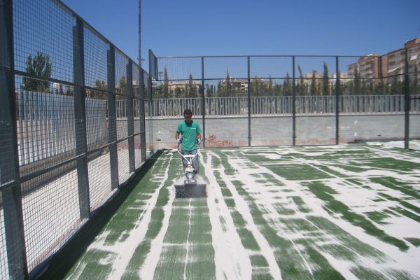 Entretien des courts de padel