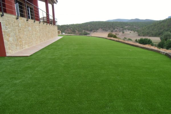 Pose de gazon synthétique pour jardins